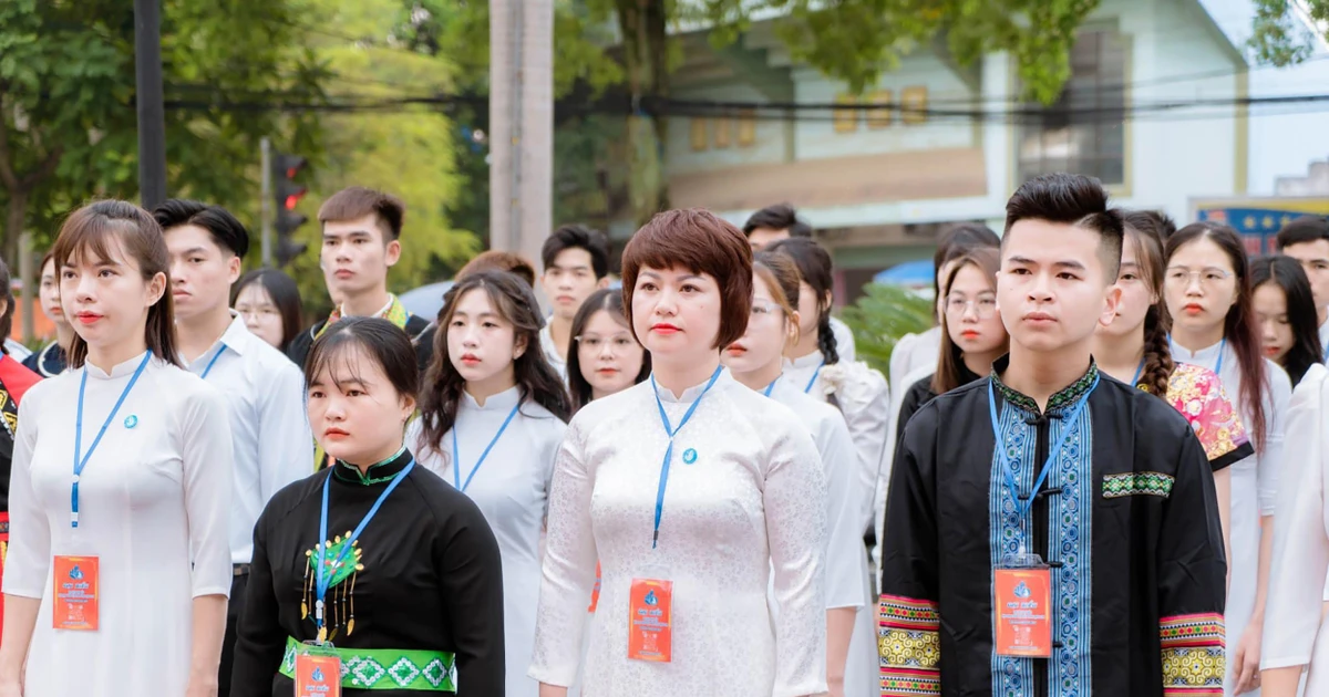 Sinh viên Lạng Sơn dâng hương tại tượng đài Chủ tịch Hồ Chí Minh