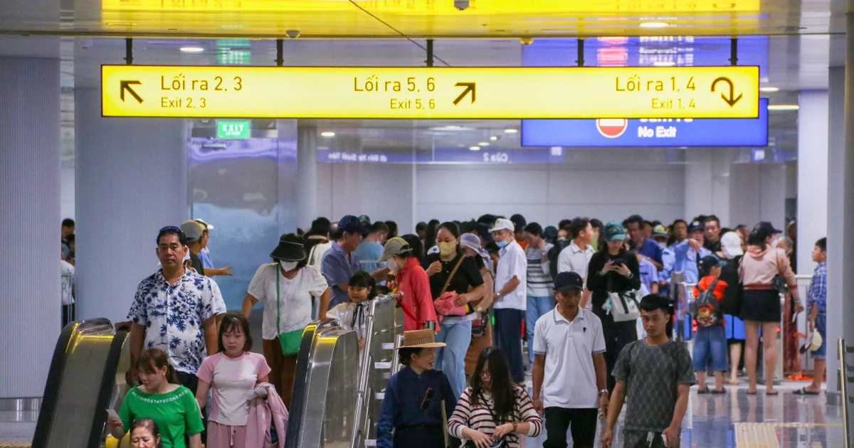 Mùng 5 Tết đông nghẹt người, Metro số 1 Sài Gòn cháy vé vì giới trẻ đổ xô check-in
