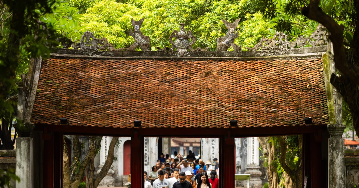 Sĩ tử kéo đến Văn Miếu cầu may, hào hứng nhận "xoài Đăng khoa" trước kỳ thi tốt nghiệp THPT 2026
