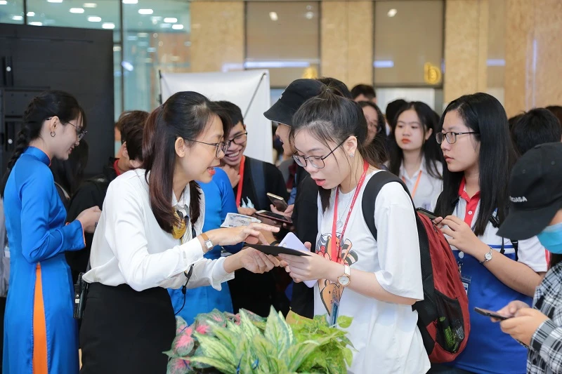 Sinh viên giờ cũng là "thượng đế" – Trường ĐH Kinh tế TP.HCM lập phòng chăm sóc người học xịn sò đầu tiên Việt Nam ✨