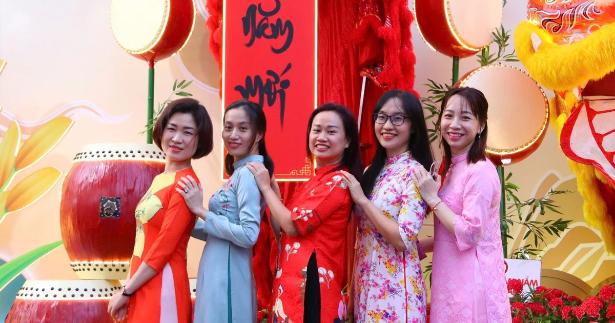 Xả stress cuối kỳ nghỉ Tết, trung tâm Quận 1 vẫn ngập tràn giới trẻ đi du xuân chill phết ✨