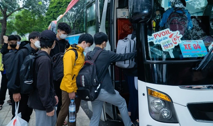 22 chuyến xe miễn phí đưa 1.000 sinh viên từ TP. HCM về quê ăn Tết – Ấm lòng quá trời!