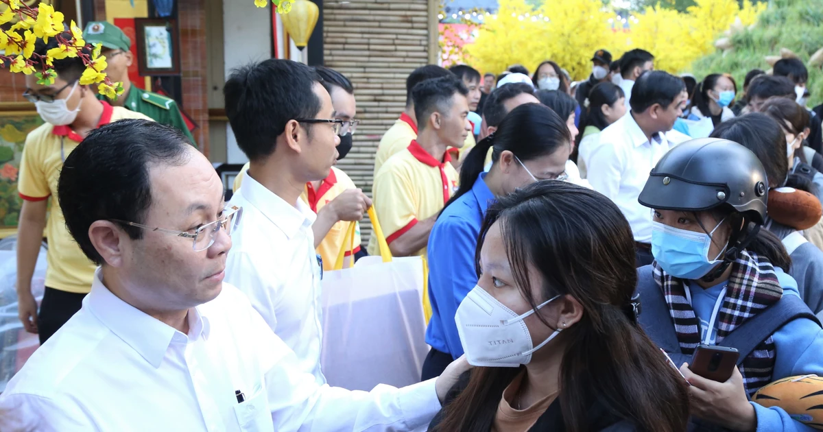 "Chuyến xe mùa Xuân" đưa 2.000 sinh viên và người lao động về quê ăn Tết, xúc động quá trời!