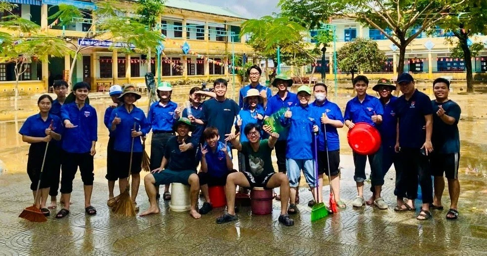 Tuổi trẻ Bách khoa xung kích giúp dân khắc phục hậu quả mưa lũ