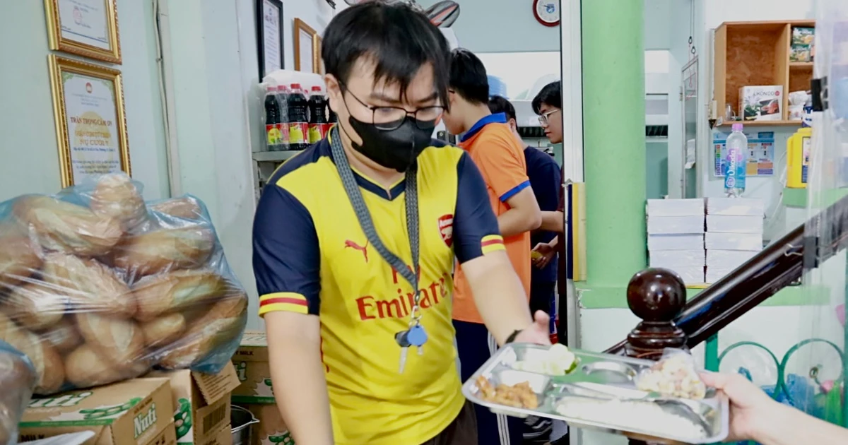 Những bạn tình nguyện viên siêu đáng yêu ở quán cơm 2k đồng