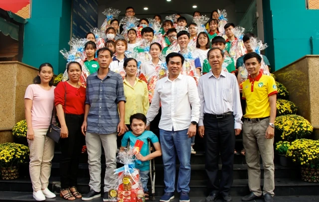 Nhà văn hóa sinh viên TP. HCM trao quà Tết ấm lòng cho sinh viên