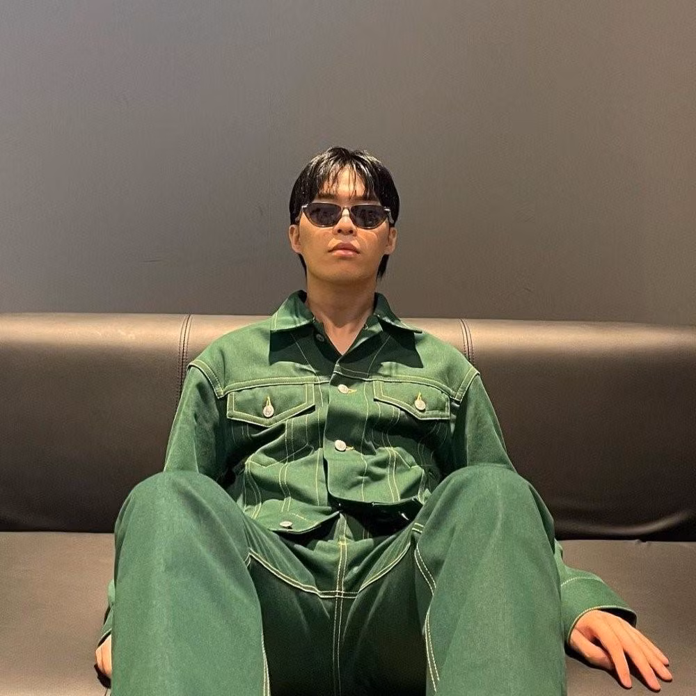 Chanhyuk AKMU 'flex' outfit xanh lè khiến fan gọi tên G-Dragon, netizen tranh cãi dữ dội