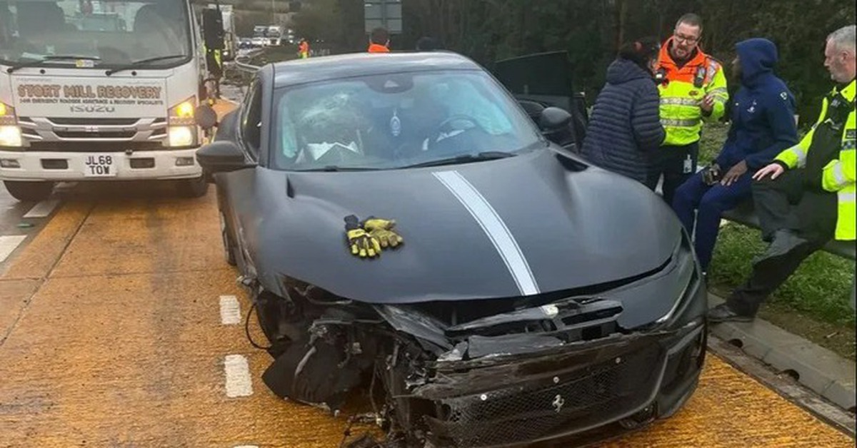 Cầu thủ Tottenham gặp nạn xe hơi, Ferrari bẹp dúm không đỡ nổi