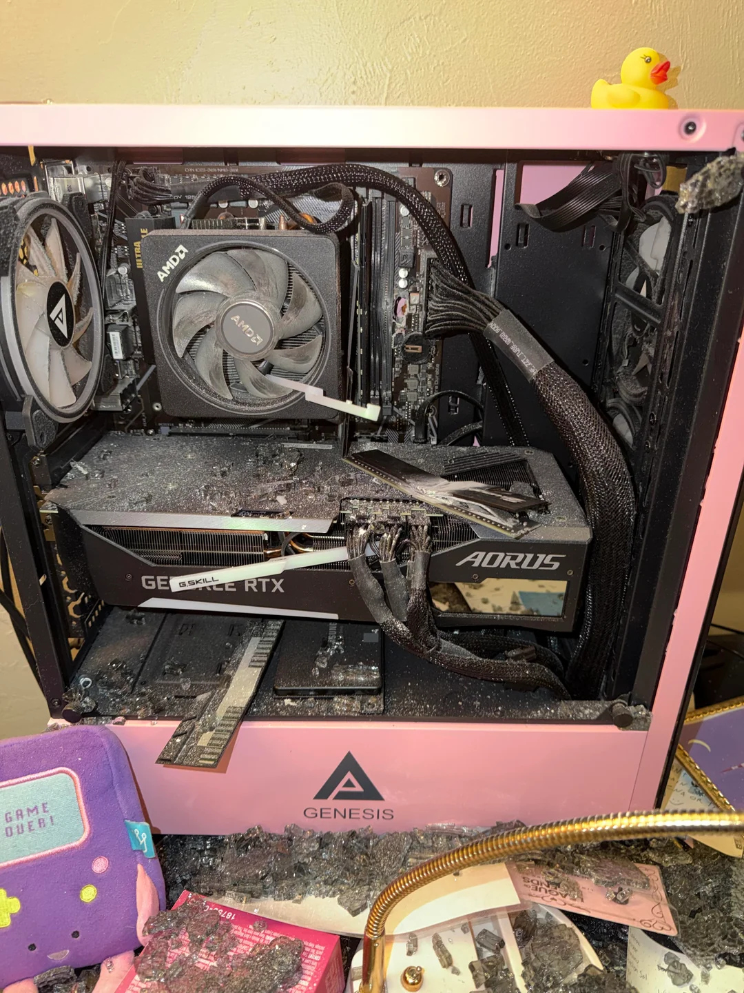 Chiếc PC gaming hóa siêu anh hùng, cản viên đạn lạc cứu mạng game thủ đang ngủ say