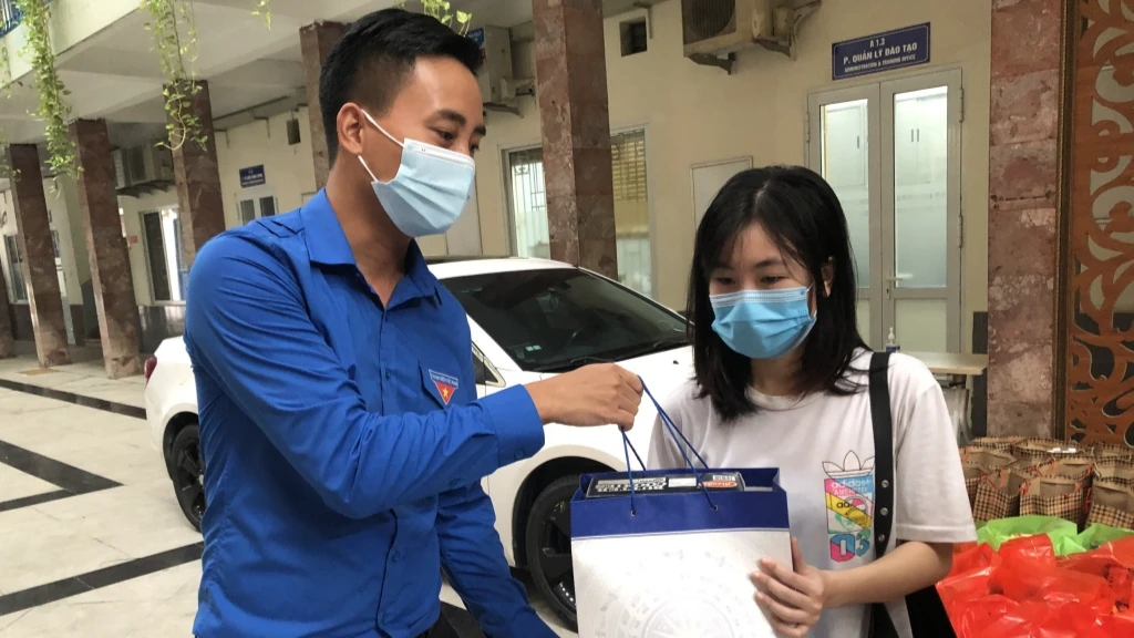 Cứu trợ sinh viên các trường đại học, học viện, cao đẳng bị mắc kẹt vì dịch COVID-19
