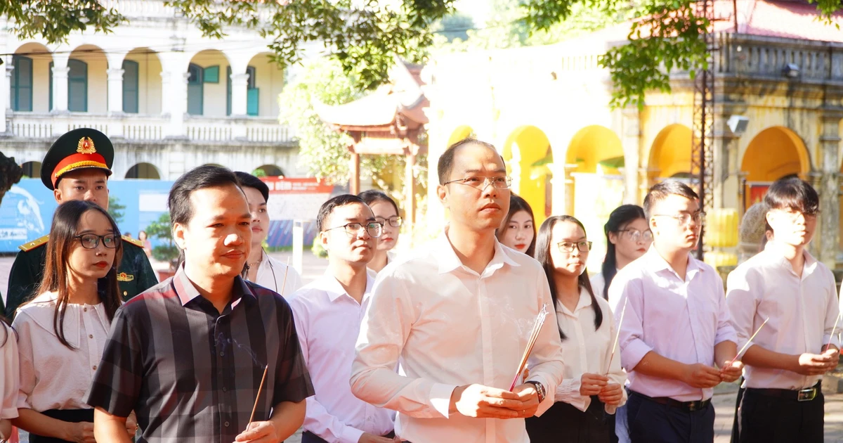96 thủ khoa xuất sắc dâng hương báo công tại Hoàng thành Thăng Long - moment nghiêm trang mà cực xúc động ️