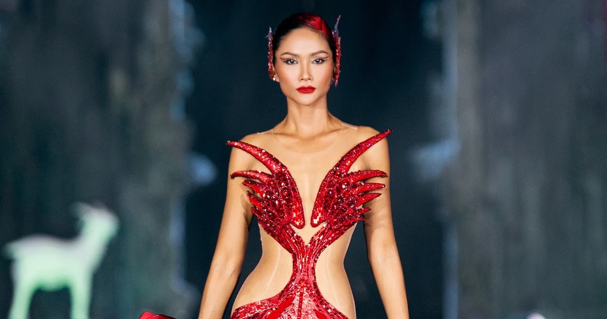 H'Hen Niê làm vedette với thần thái ngời ngời, body săn chắc khiến dân tình phải trầm trồ