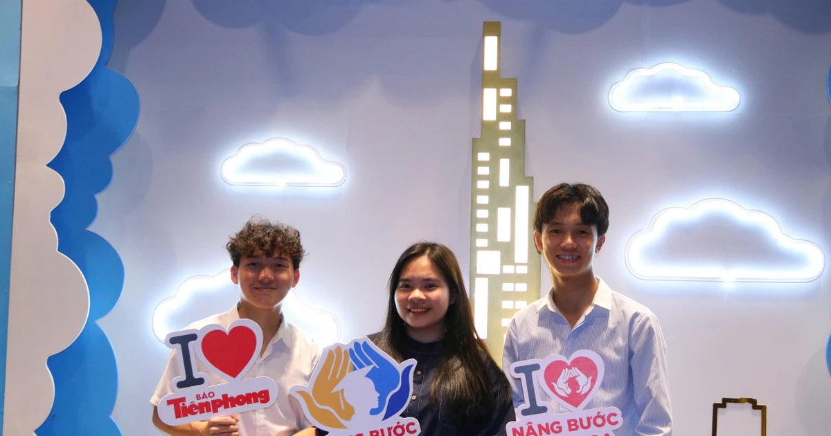 65 sinh viên 'Nâng bước thủ khoa 2024' check-in cực chill tại Landmark 81, ngắm toàn cảnh Sài Gòn từ trên cao ✨