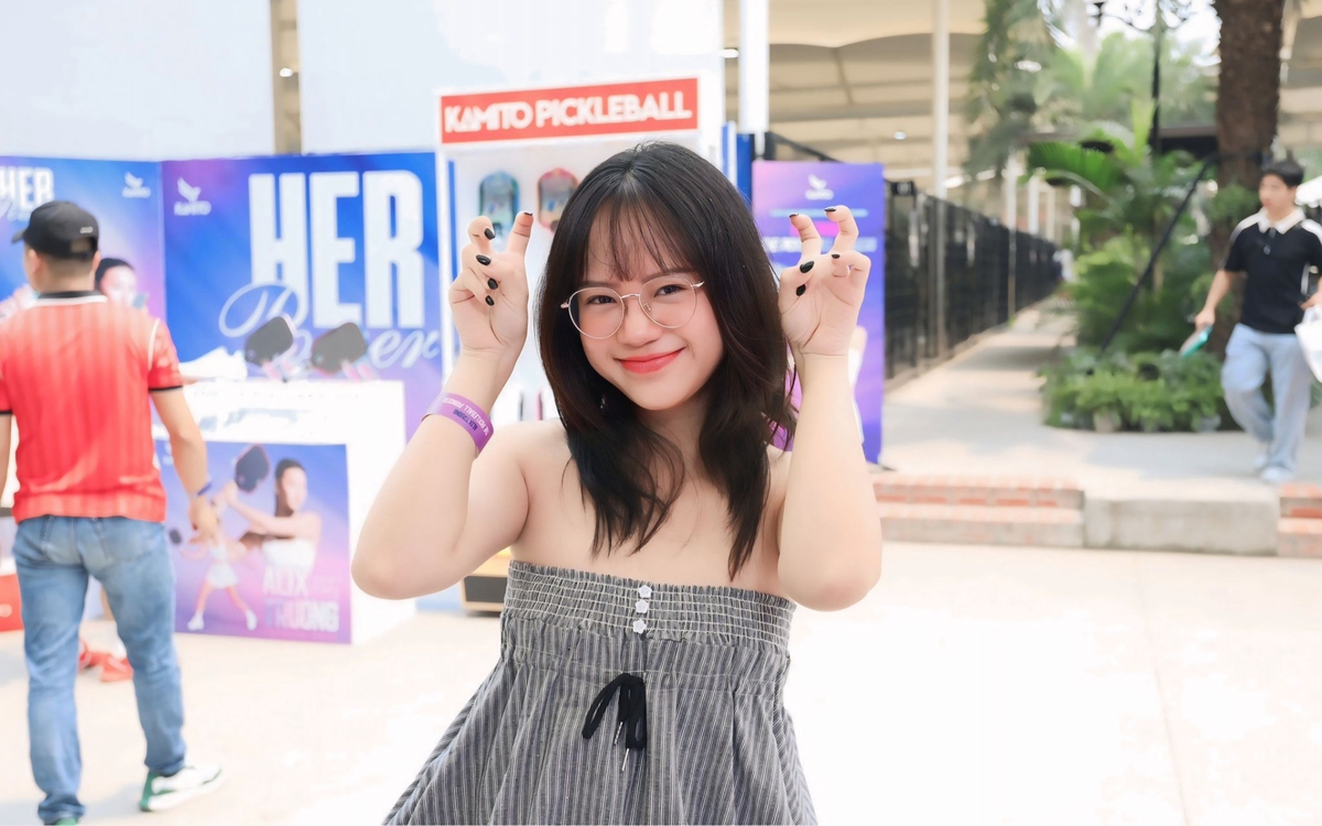 Mai Linh Zuto hôn gió ngọt lịm, game thủ "trúng đòn" không kịp trở tay