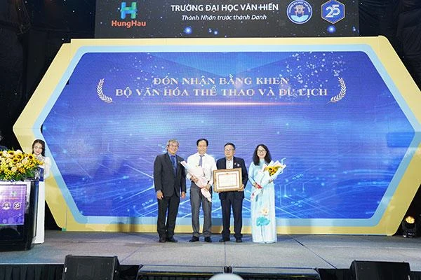 ĐH Văn Hiến flex thành tích khủng: pass kiểm định AUN-QA chuẩn quốc tế rồi nè! ✨