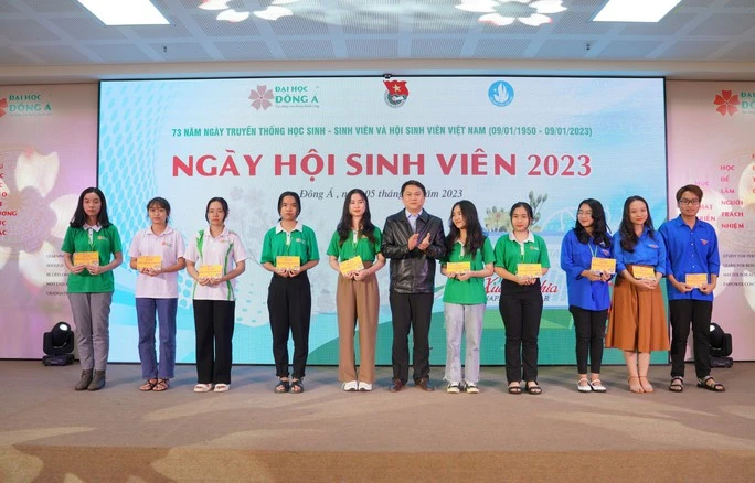 Trường ĐH Đông Á tặng 200 vé xe Tết cho sinh viên khó khăn - Ấm lòng quá trời ơi!