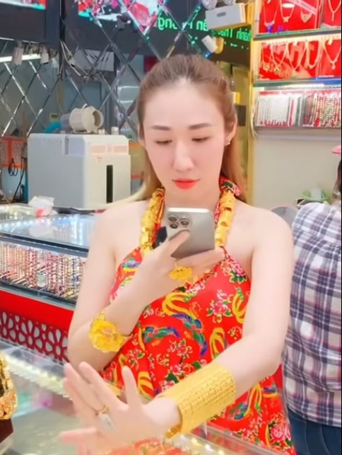 Phú bà 9x Bạc Liêu mua vàng cả ký làm quà tặng khách, sở hữu dàn siêu xe chục tỷ: Giàu mà tâm đẹp, ai cũng muốn xin vía ✨