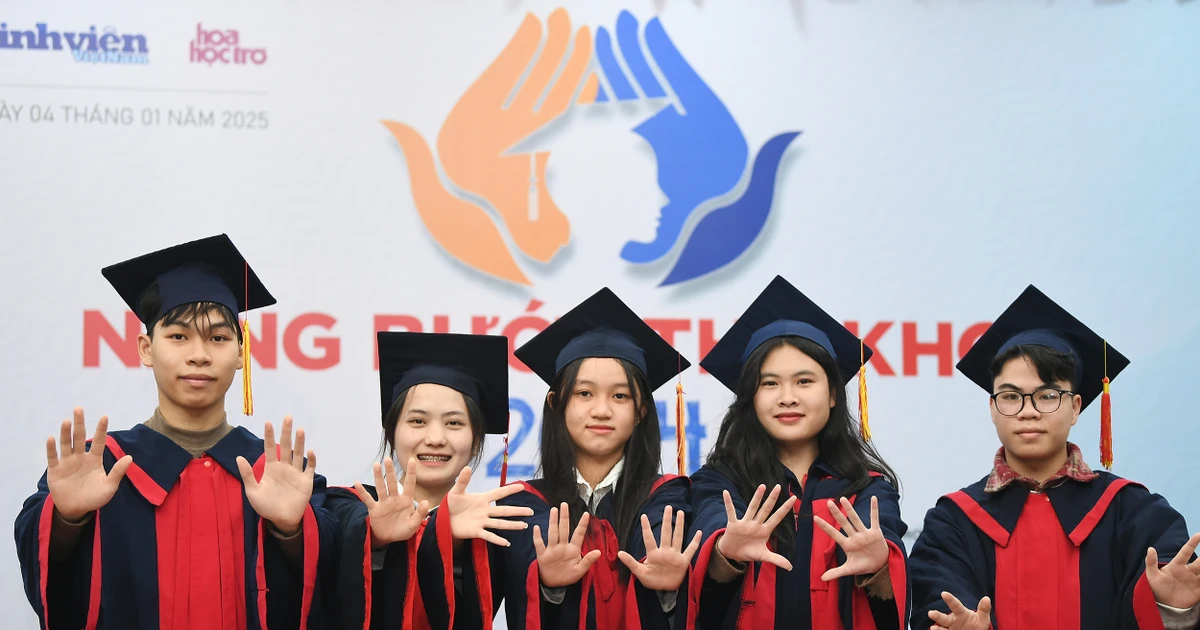 Nâng bước thủ khoa 2024: Hành trình "glow up" tri thức của các bạn trẻ tài năng