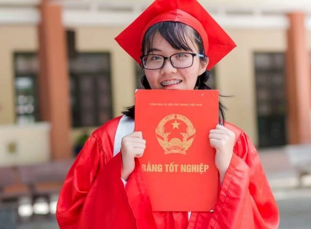 Cô gái thủ khoa mơ làm bác sĩ thú y: Từ sợ chó mèo đến quyết tâm chữa bệnh cho boss