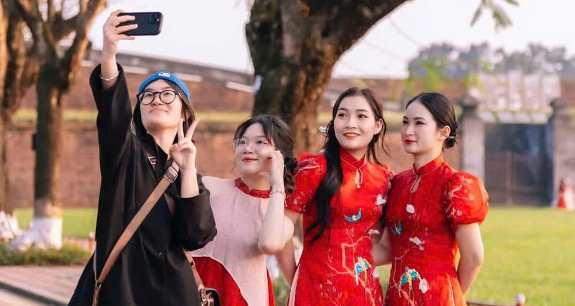 Gen Z Huế diện áo dài sống ảo đón Tết siêu chill ✨
