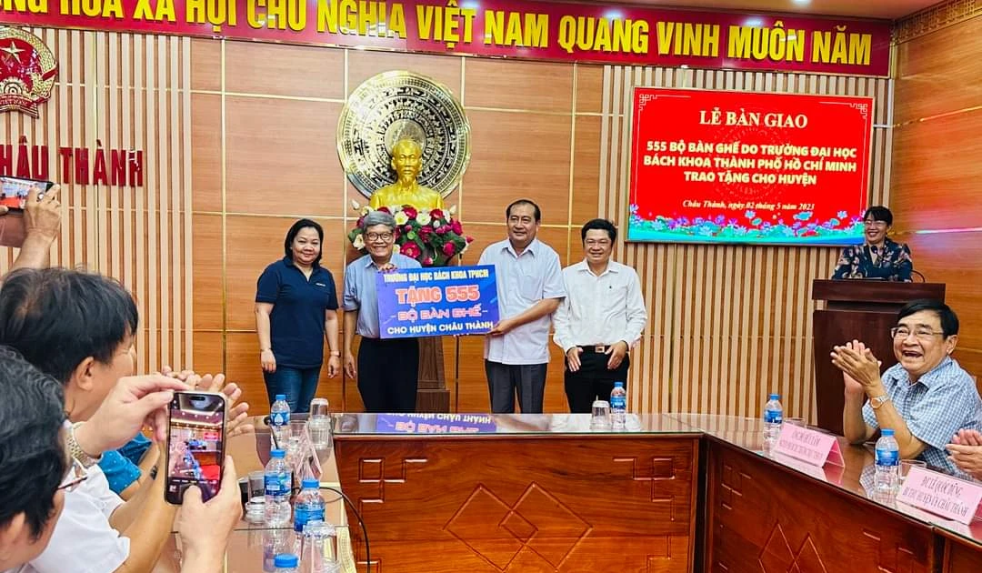 ĐH Bách khoa tặng 555 bộ bàn ghế cho Long An - Món quà ý nghĩa cho các em học sinh vùng sâu
