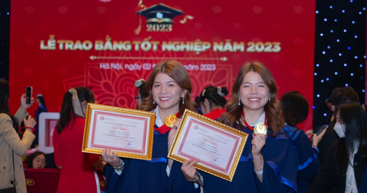Cặp chị em sinh đôi "đỉnh của chóp" từ Đại học Ngoại thương: Cùng tốt nghiệp xuất sắc và nhận giải thưởng khủng! ✨