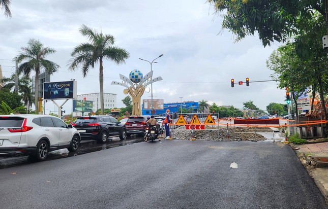 Cảnh tượng "đứng tim" khi xe máy lao thẳng vào hố công trình dự án trăm tỷ