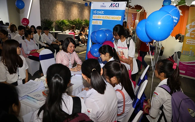 Ngày hội du học đỉnh của đỉnh vừa xong: Cả ngàn bạn trẻ gen Z đổ về, vibe chill mà học hành ngập tràn! ✨
