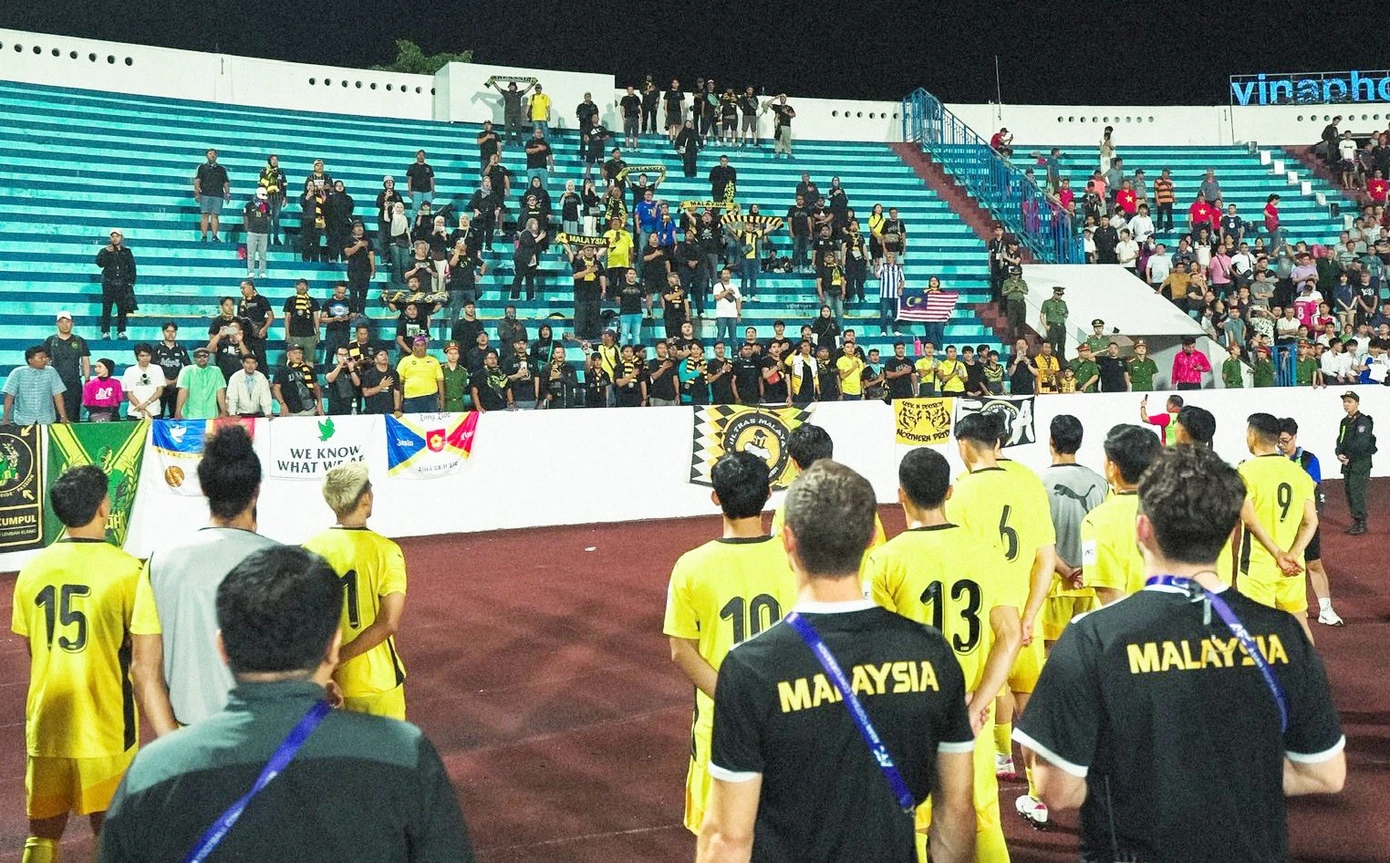 HLV tuyển Malaysia xin NHM đừng "ném đá" các cầu thủ sau khi thua Việt Nam