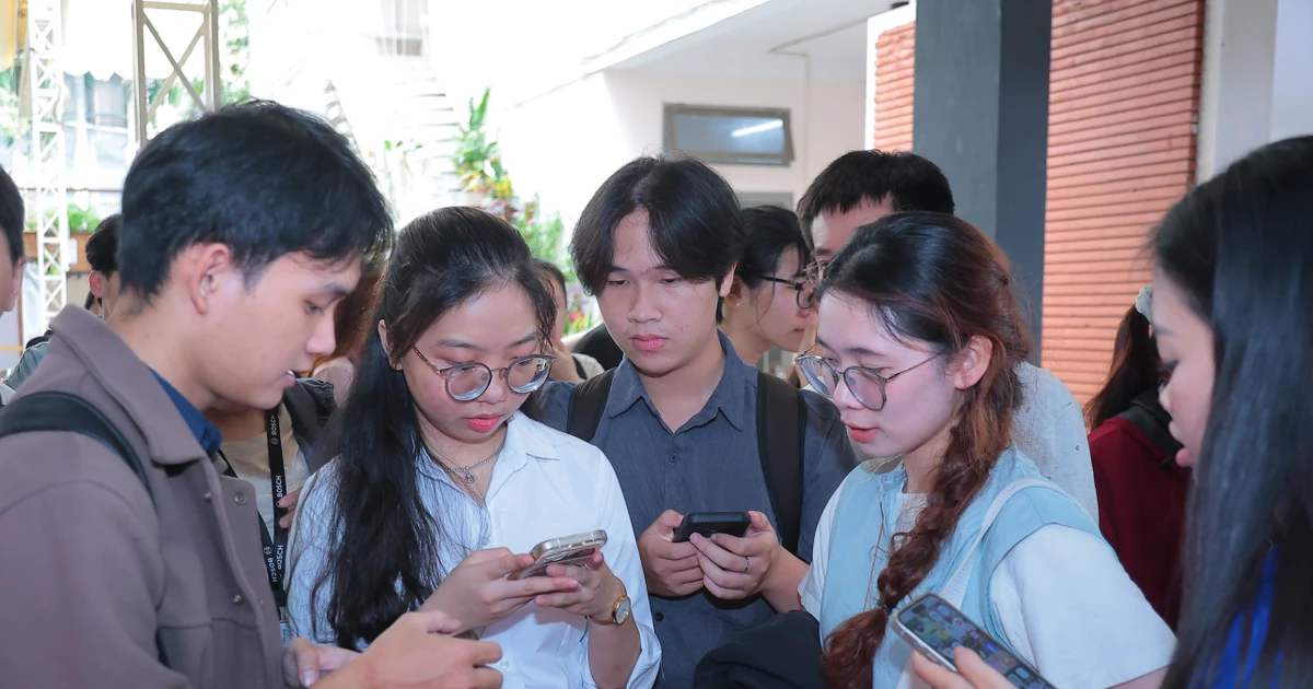 Sinh viên đừng để bản thân thành "nô lệ" của AI nha!