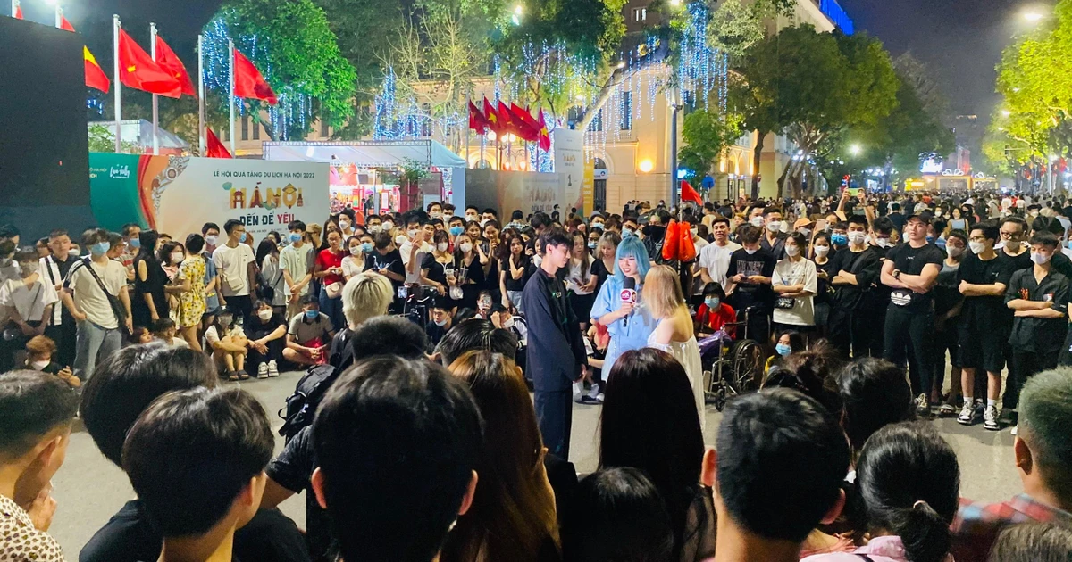 Lễ hội "Hà Nội - Đến để yêu" chill hết nấc, giới trẻ đổ xô check-in dịp 30/4-1/5