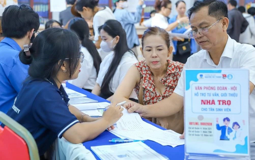 Mùa nhập học rộn ràng - Tân sinh viên chuẩn bị đón năm học mới siêu xịn ✨