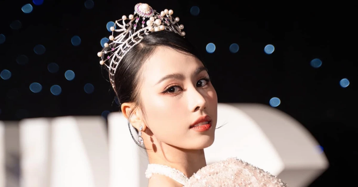 Vòng eo "con kiến" của Á hậu Ngọc Hằng khiến dân tình phát sốt khi chuẩn bị chinh chiến quốc tế
