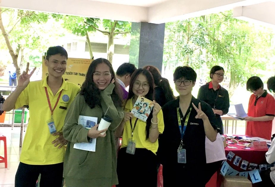 Tân sinh viên hào hứng cực mạnh bước vào hành trình đại học mới toanh ✨