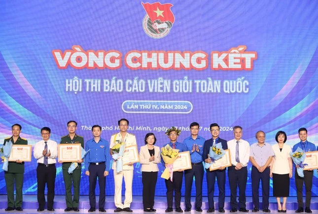 Phó Bí thư Đoàn trường ĐH Sư phạm TP. HCM ẵm trọn giải Nhất Hội thi Báo cáo viên giỏi toàn quốc - Xịn xò quá đi!