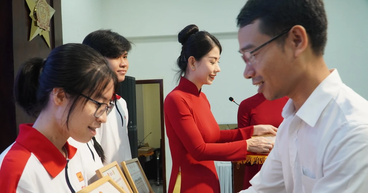 Trung tâm Hỗ trợ học sinh, sinh viên TP. HCM tung loạt học bổng khủng đầu năm học mới