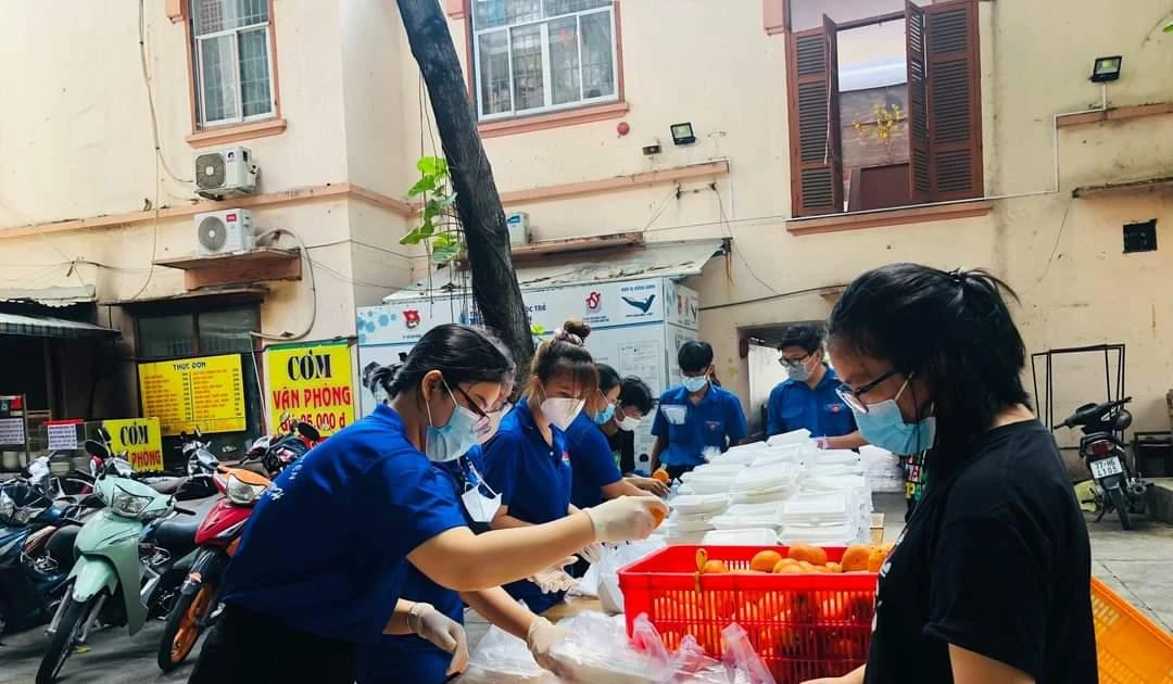 Những suất cơm chất chứa tình nghĩa giữa mùa dịch ❤️