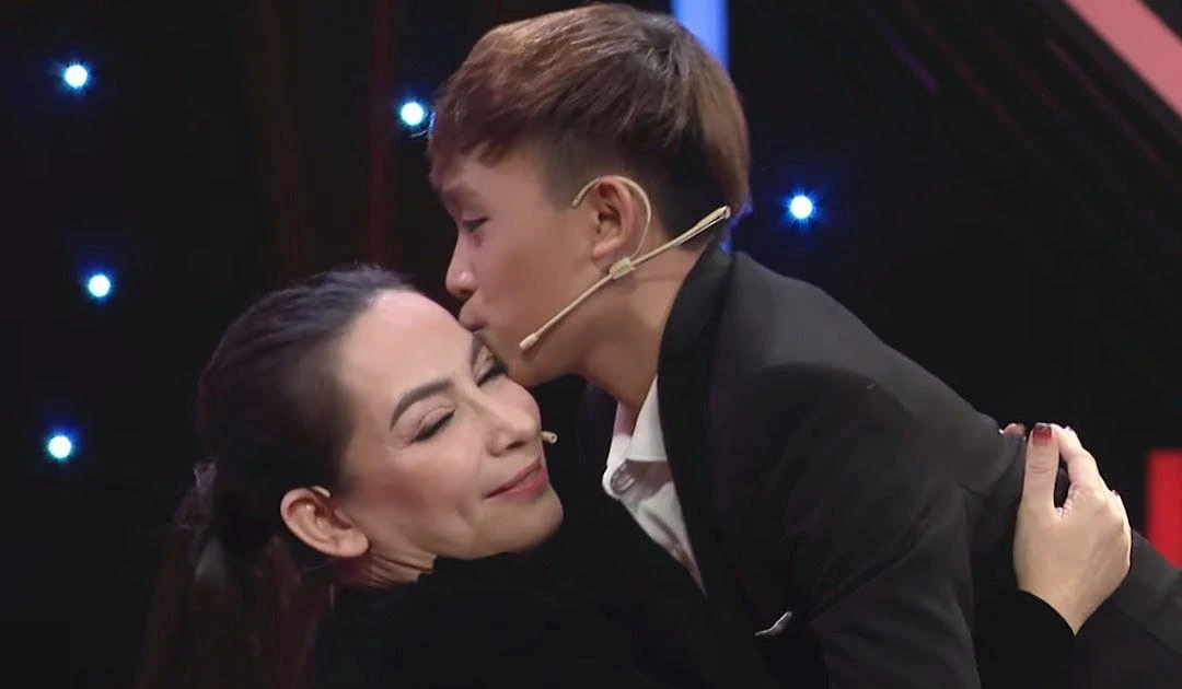 Sự thật phía sau bức ảnh Hồ Văn Cường làm cơm cúng giỗ đầu ca sĩ Phi Nhung