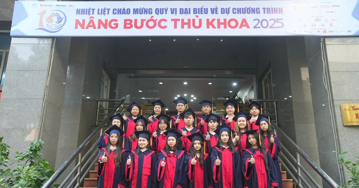 Nâng bước thủ khoa ở Hà Nội: Khi giấc mơ đại học được thắp sáng bằng tình yêu thương