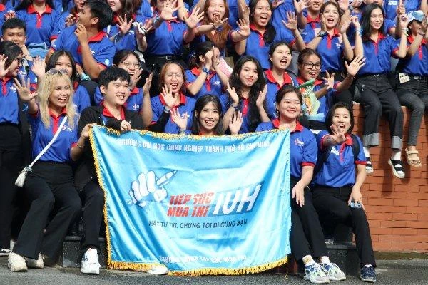 Các bạn tình nguyện "chạy hết ga" để kịp hỗ trợ sĩ tử mùa thi ‍♀️