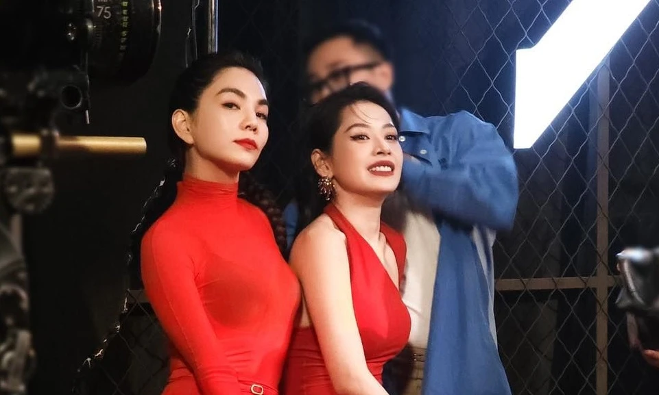Chi Pu ở nhà bị chê tơi bời, sang Trung Quốc lại được khen nức nở