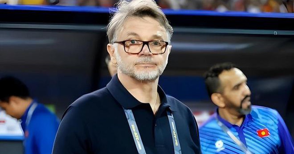 Báo Tàu "xát muối" vào nỗi đau: Troussier quá cứng đầu, may quá không thuê ông ấy!