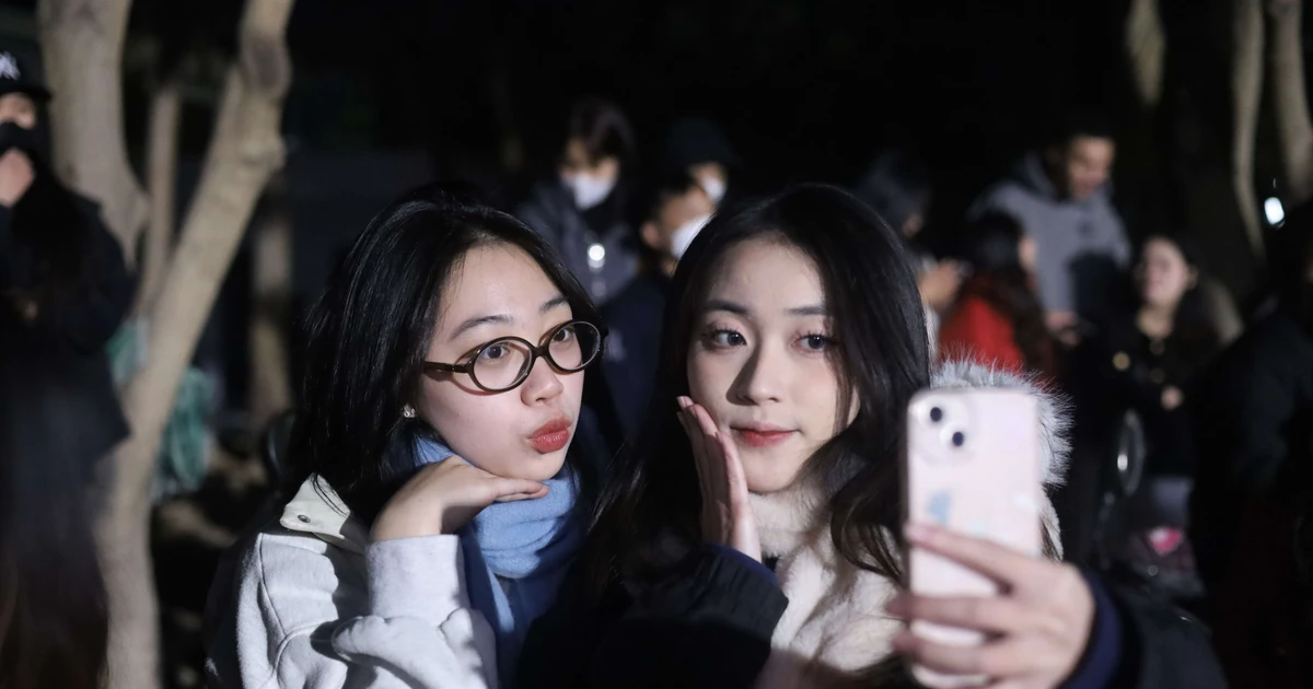 Gen Z cháy hết mình đón Giao Thừa Ất Tỵ 2025: Bùng nổ với pháo hoa rực rỡ, check-in chùa cầu may đầu năm
