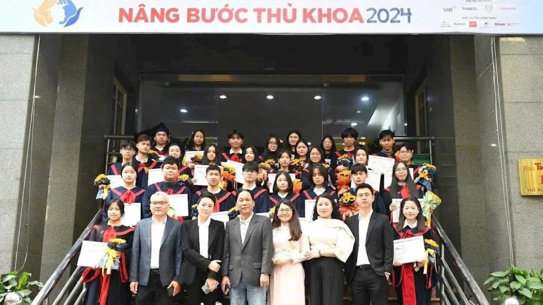 Cô gái người Mường đạt học bổng Nâng bước thủ khoa: Nghèo khó chưa bao giờ là lý do để từ bỏ ước mơ