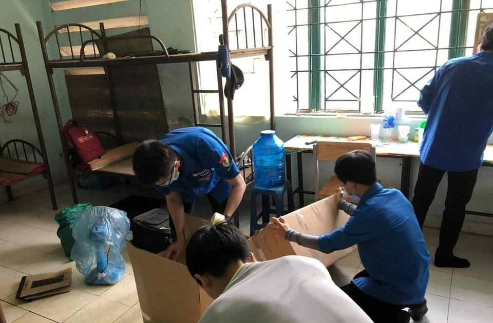 Sinh viên chủ động dọn đồ nhường phòng KTX làm khu cách ly COVID-19