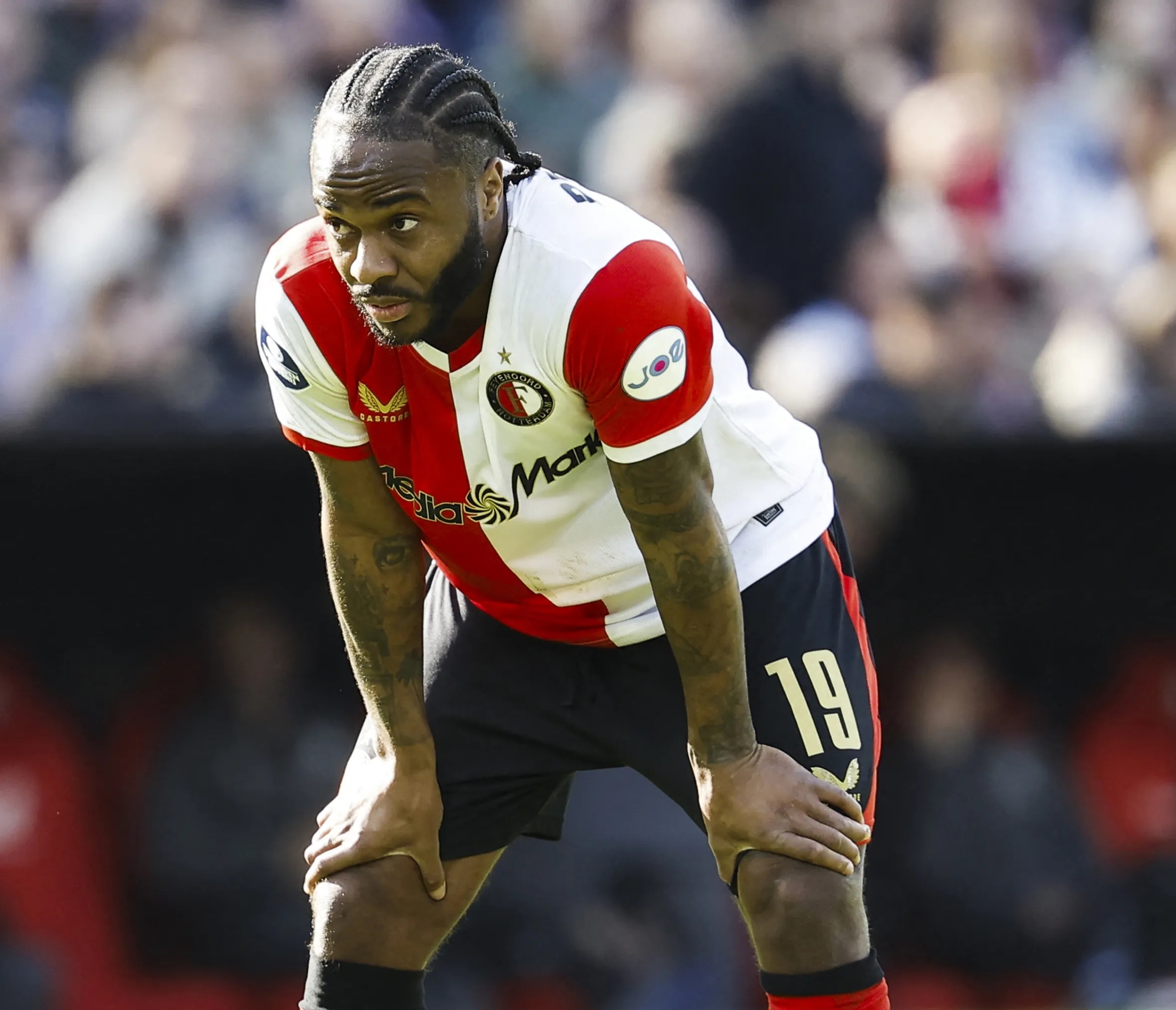 Cựu sao tuyển Anh Raheem Sterling bị cảnh sát bắt sau va chạm trên cao tốc, sự nghiệp lao dốc không phanh