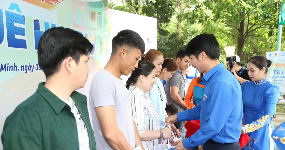 Bí thư thường trực TƯ Đoàn Nguyễn Ngọc Lương cùng gói bánh tặng người lao động khó khăn