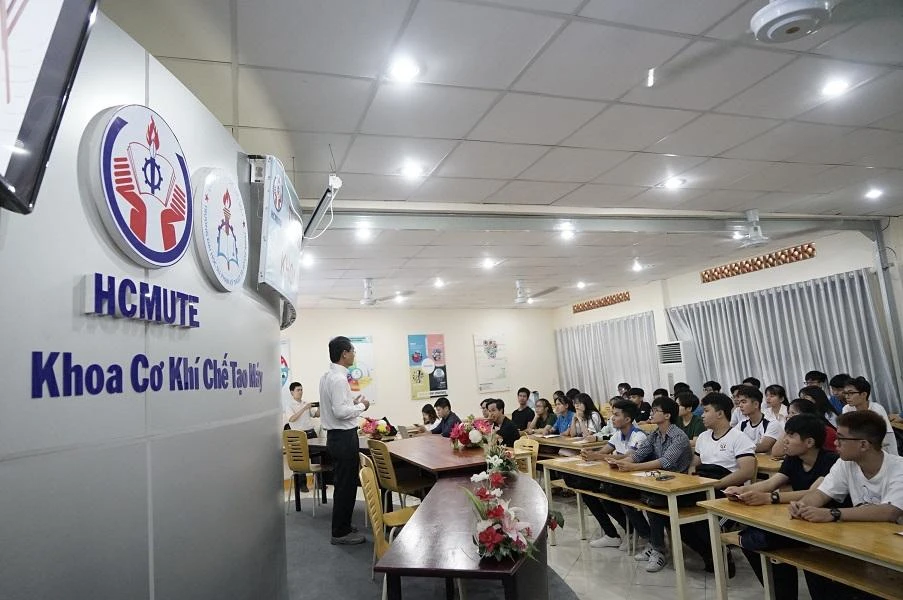 Trường thiếu hiệu trưởng, hàng ngàn sinh viên chỉ được nhận giấy chứng nhận thay vì bằng tốt nghiệp