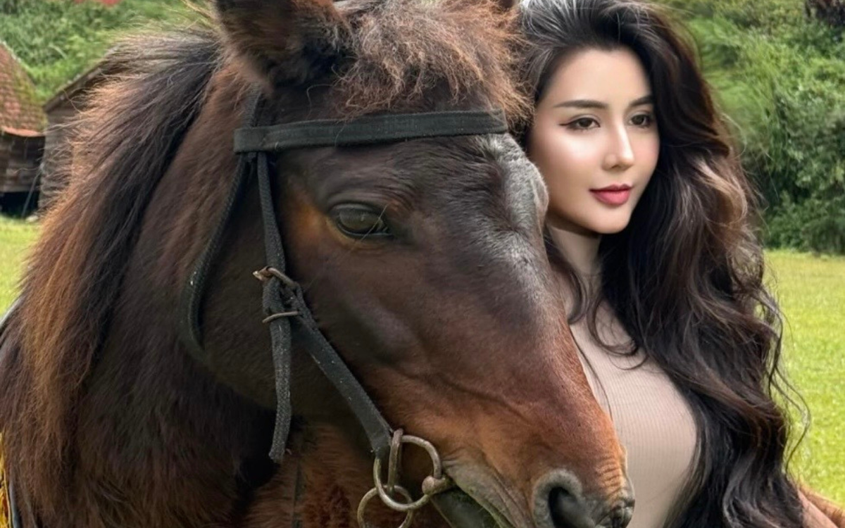 Game thủ "rụng tim" vì hot girl cưỡi ngựa lột xác cực gắt trong bộ bikini "nhìn là dính"