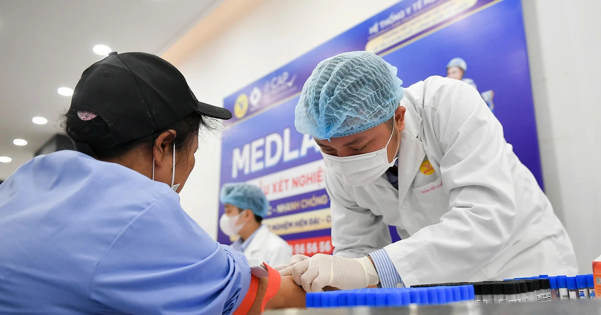 Công nhân trẻ nhận cả rổ quà khủng: Khám sức khỏe free + voucher khám mắt 5 triệu đồng